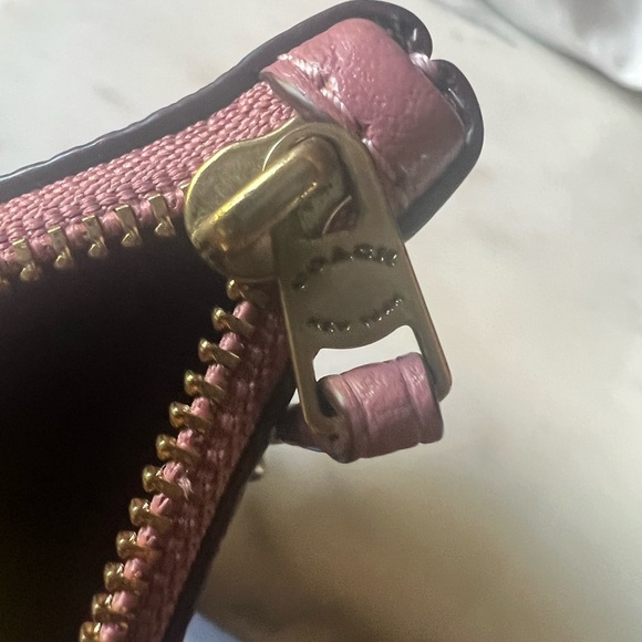 🤩Coach Tea Rose Primson Sequin Appliqué Wristlet-HTF - Picture 6 of 6